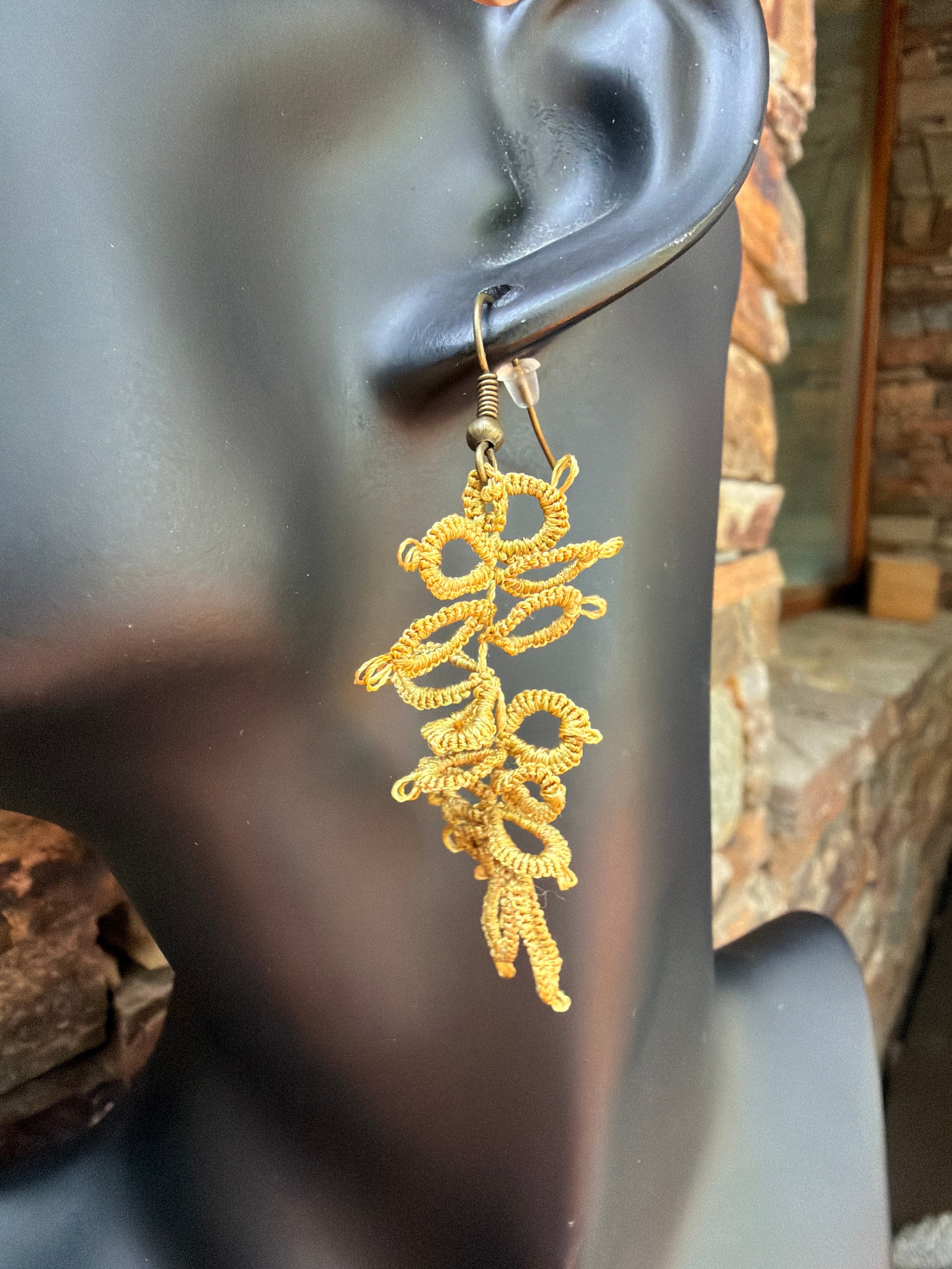 Золотистые серьги фриволите в технике анкарс