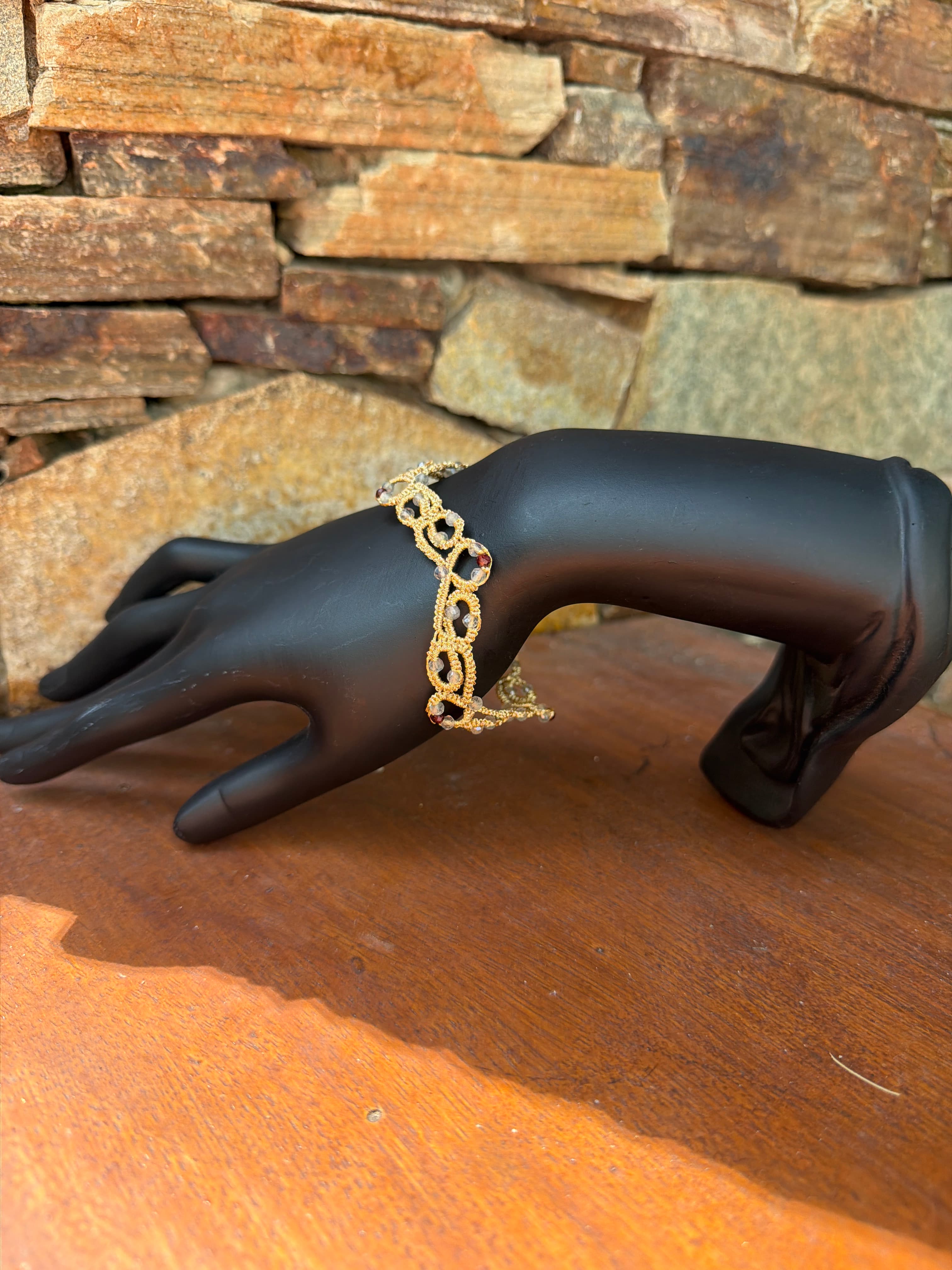 Золотистый браслет фриволите ручной работы с бусинами