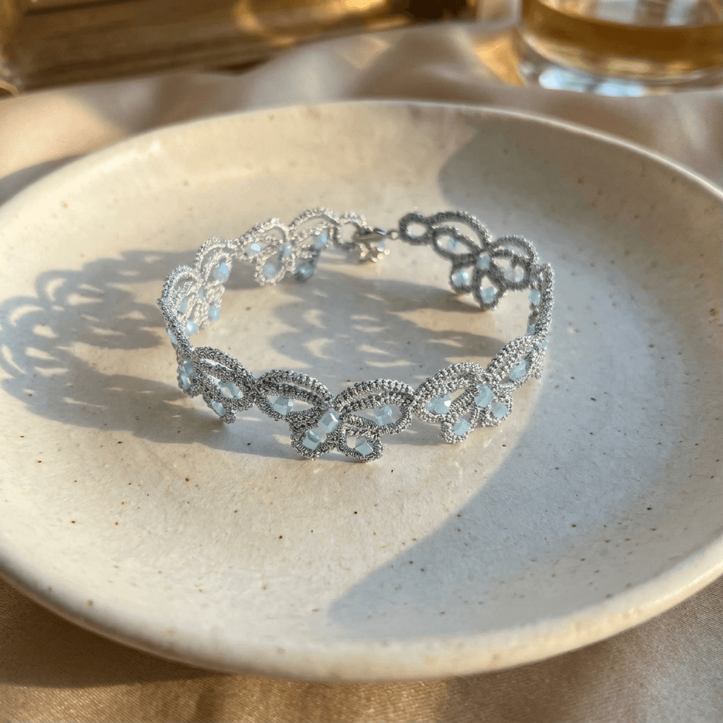 Браслет фриволите Ледяная акварель - silvery-gray Frivolité lace bracelet