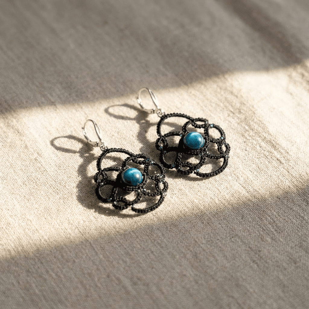 Серьги ручной работы фриволите с камнем - Black lace and teal bead earrings