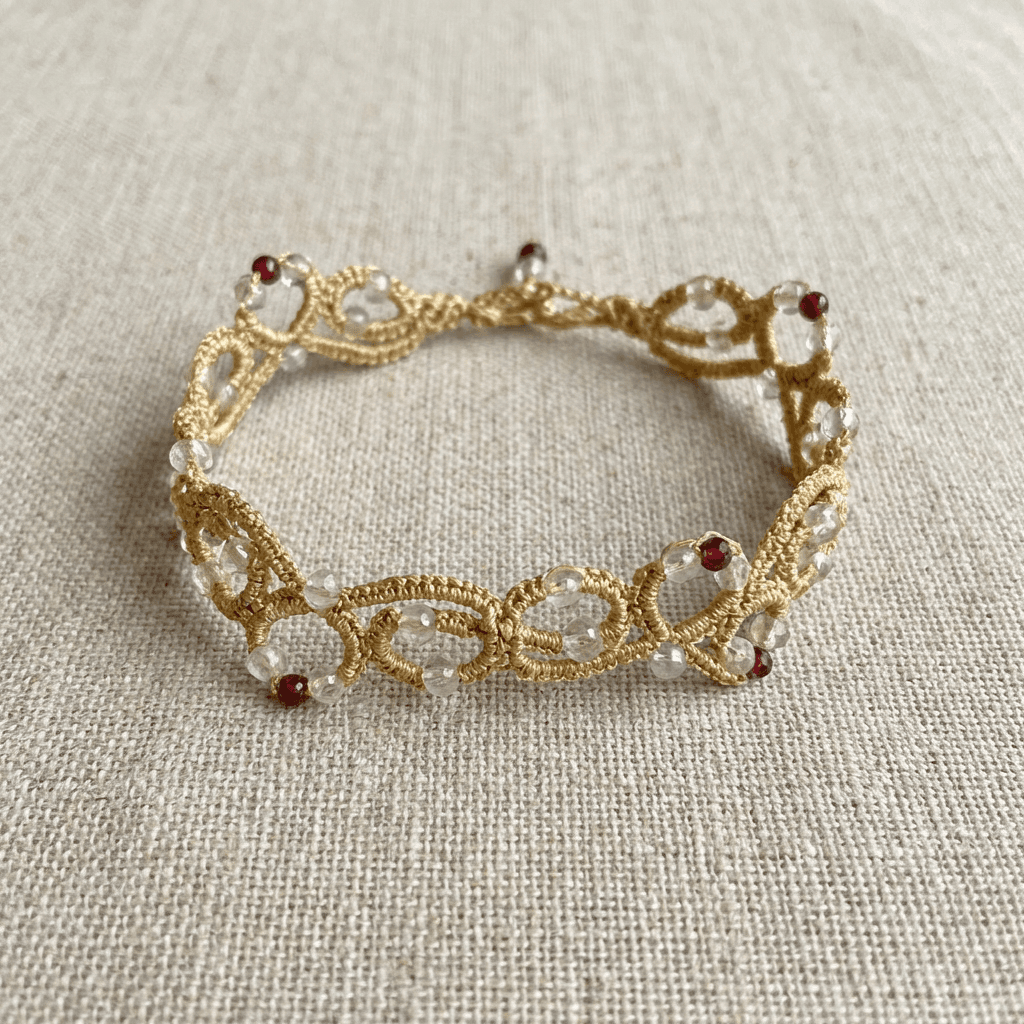 Золотистый браслет фриволите ручной работы с бусинами - Product shots