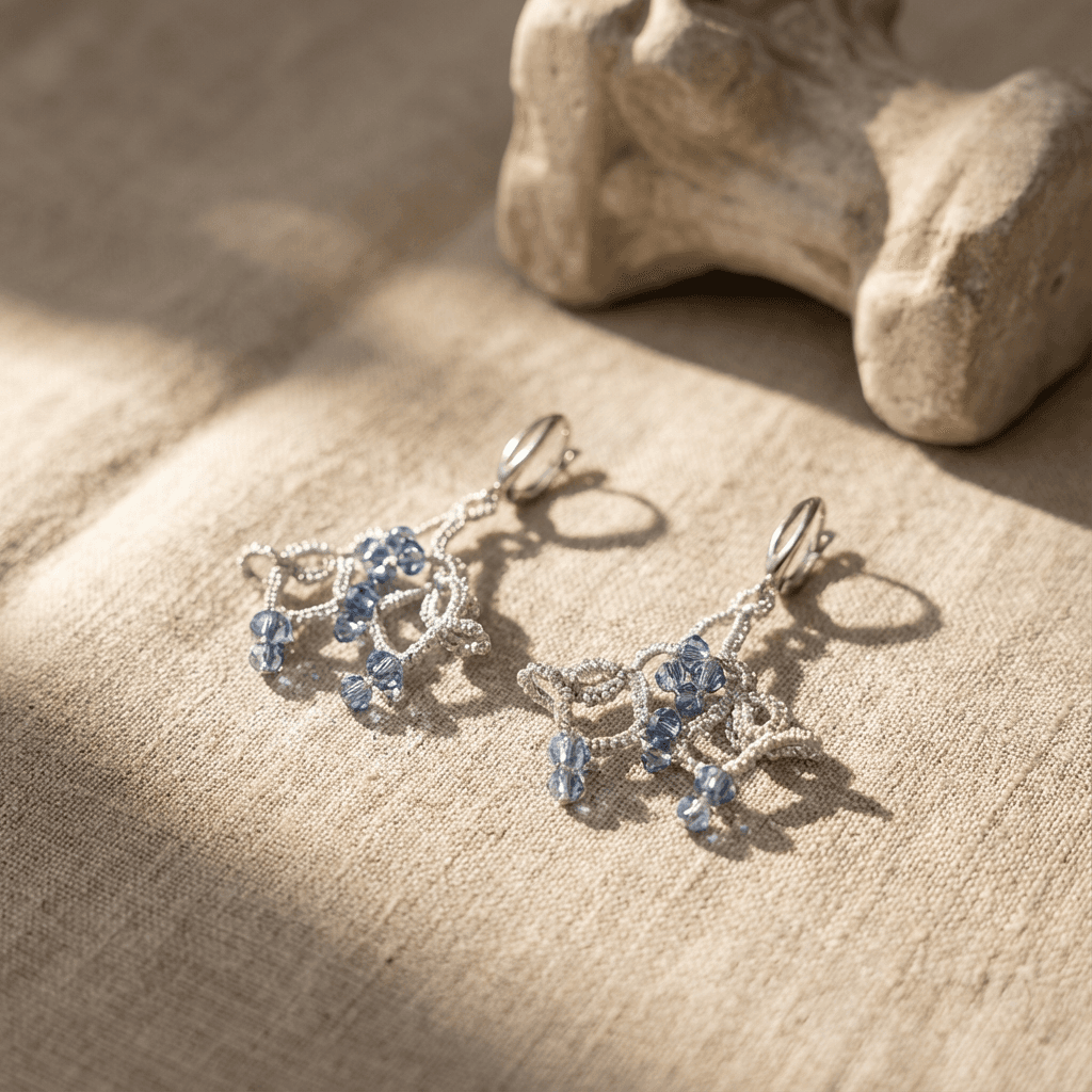 Серьги фриволите ручной работы с голубыми кристаллами - Handcrafted lace earrings with blue beads