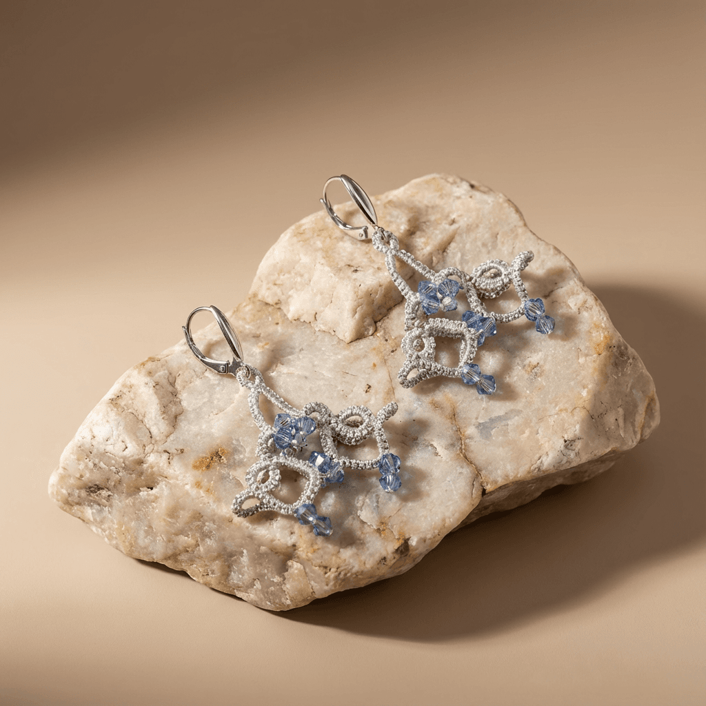 Серьги фриволите ручной работы с голубыми кристаллами - Handcrafted lace earrings with blue beads