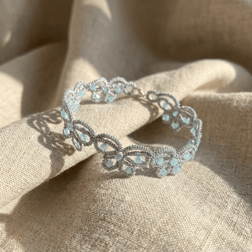 Браслет фриволите Ледяная акварель - silvery-gray Frivolité lace bracelet