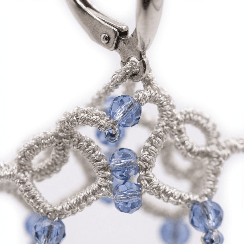 Серьги фриволите ручной работы с голубыми кристаллами - Handcrafted lace earrings with blue beads