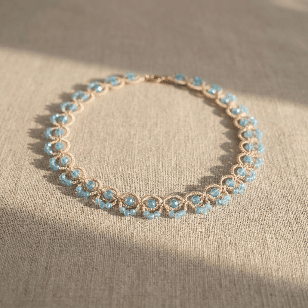 Кружевное колье фриволите с голубыми бусинами - Champagne lace and blue beaded necklace