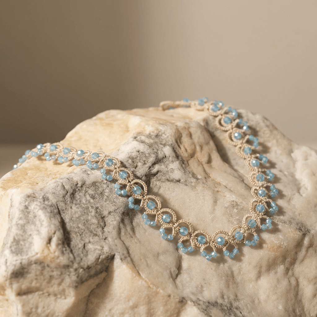 Кружевное колье фриволите с голубыми бусинами - Champagne lace and blue beaded necklace