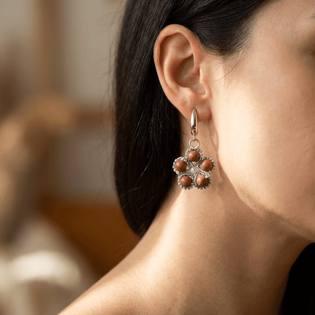 Серьги-цветы фриволите ручной работы с авантюрином - Продукт на человеке