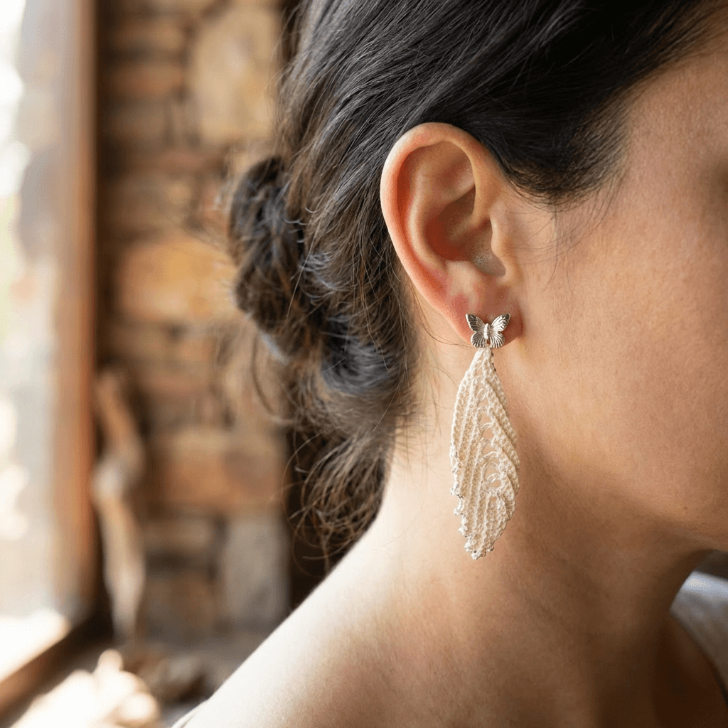 Серьги фриволите «Бежевое перышко» длинные ажурные - Продукт на человеке