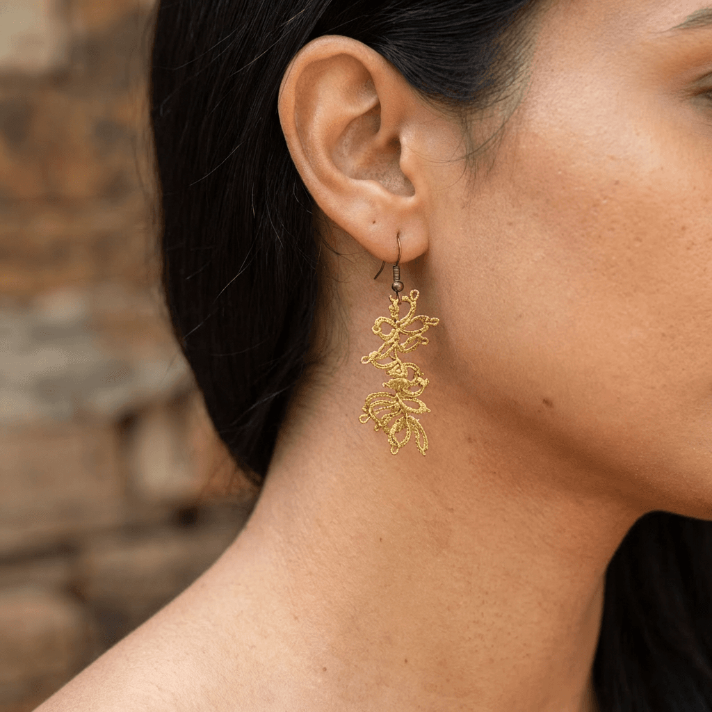Золотистые серьги фриволите в технике анкарс - Продукт на человеке
