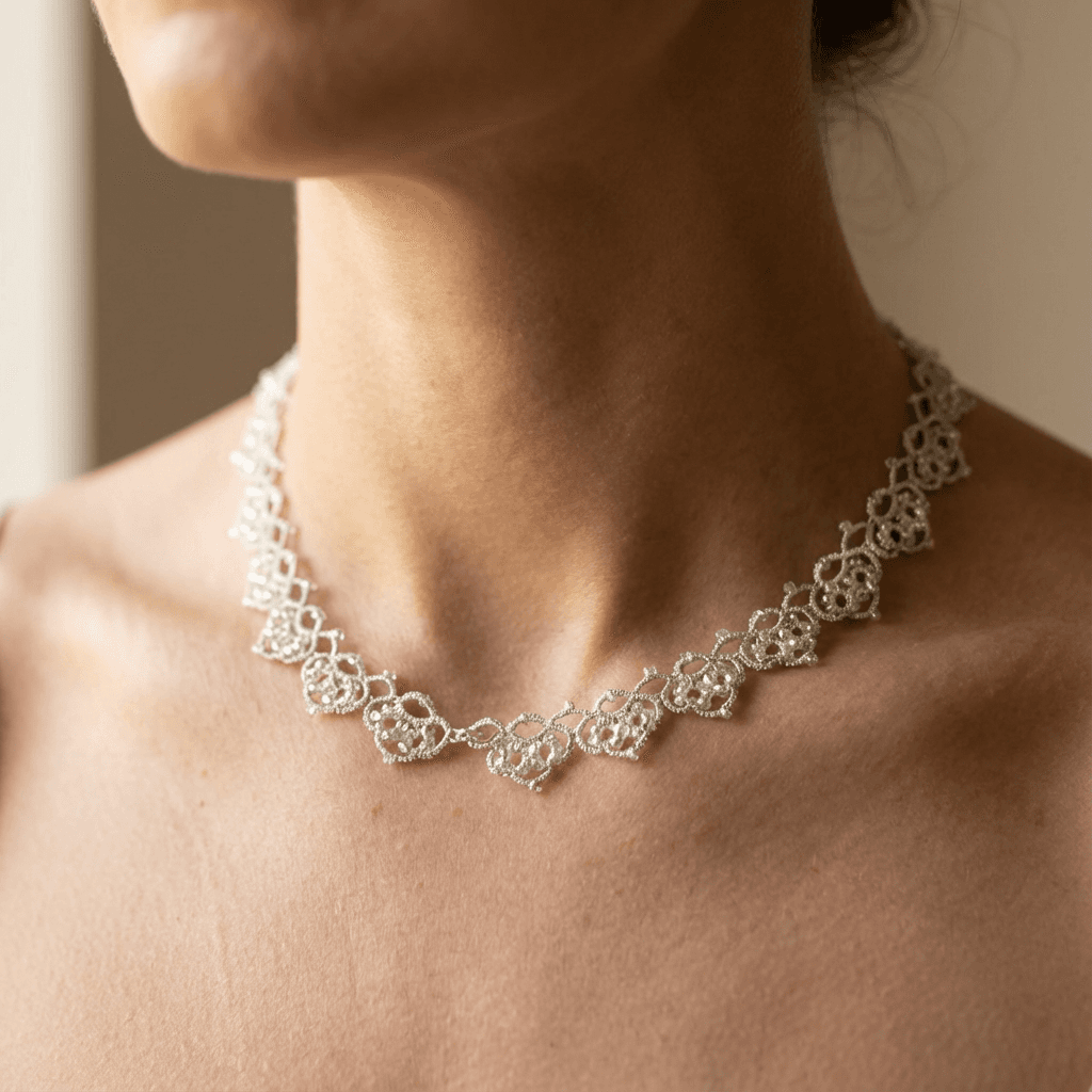 Ажурное колье чокер в технике фриволите - Продукт на человеке