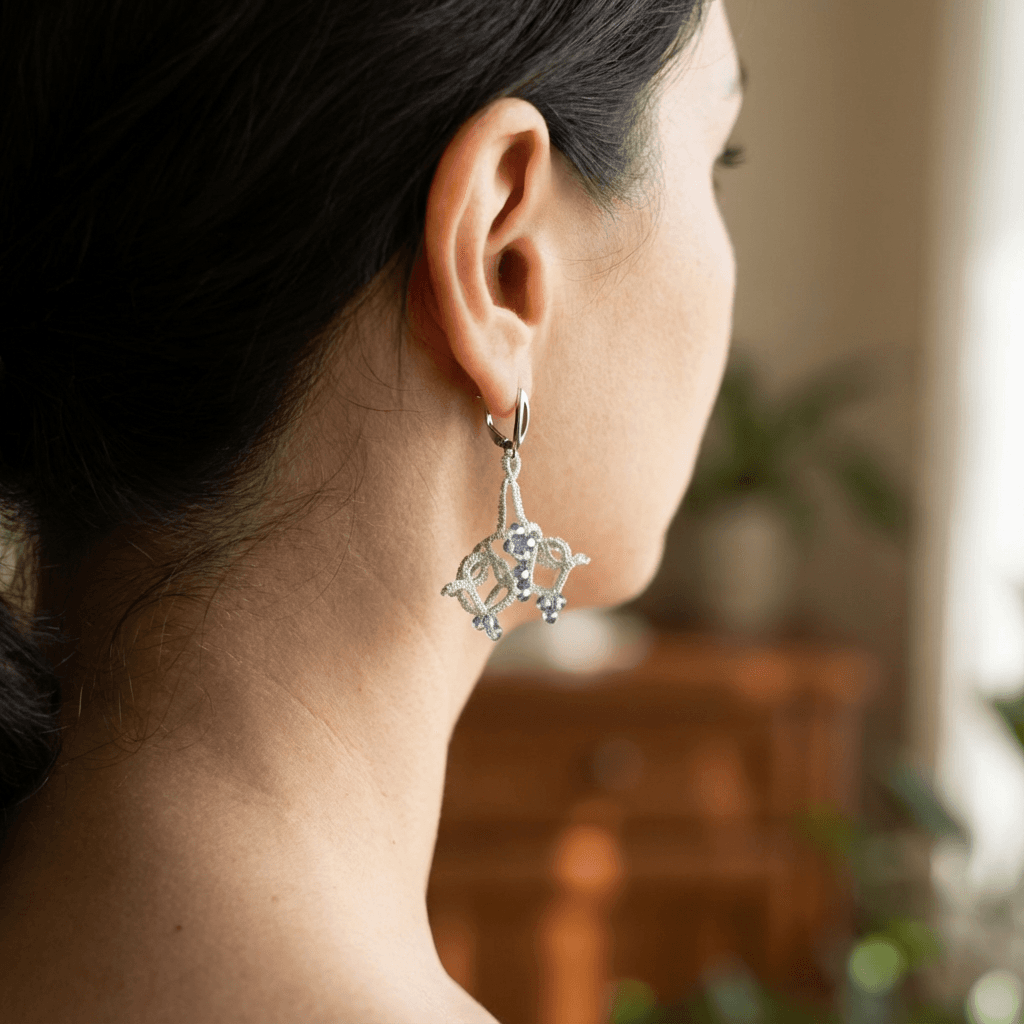 Серьги фриволите ручной работы с голубыми кристаллами - Продукт на человеке