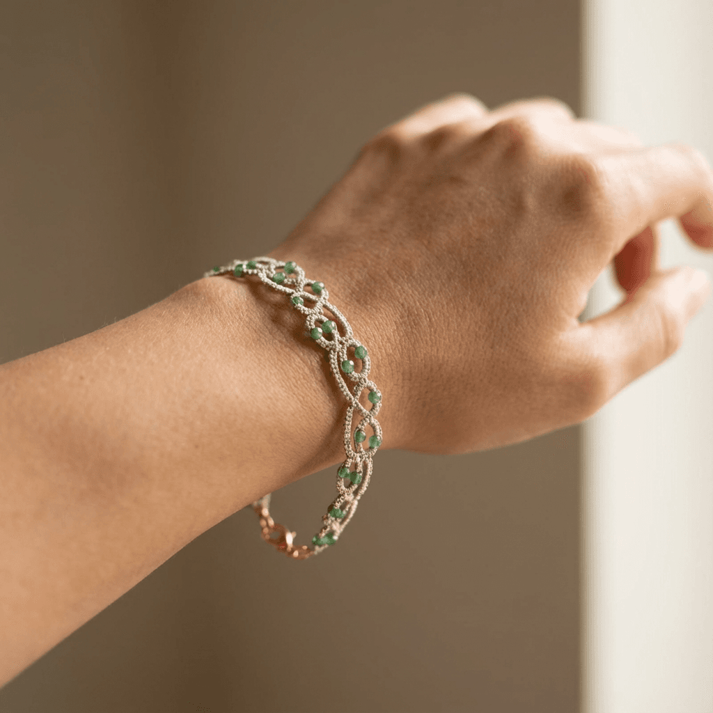 Браслет фриволите с изумрудными бусинами ручной работы - Продукт на человеке