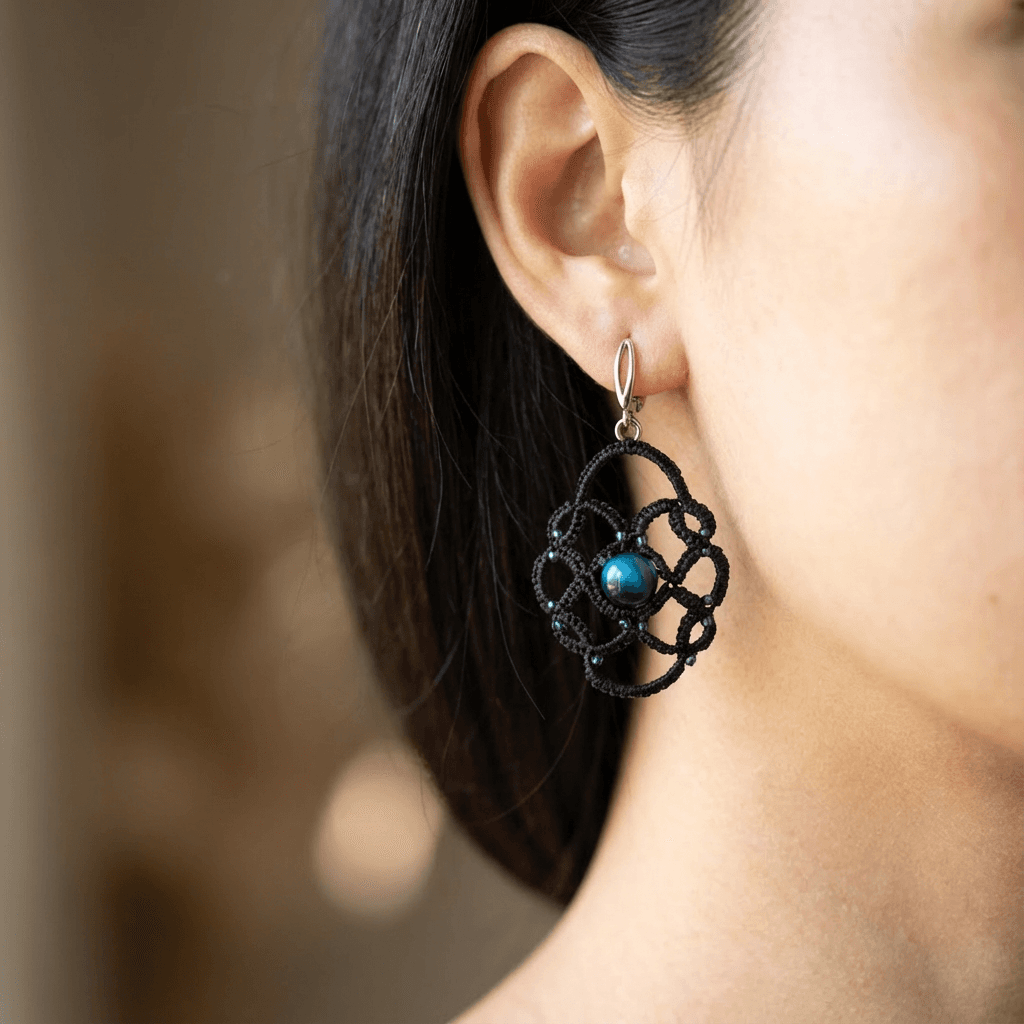 Серьги ручной работы фриволите с камнем - Продукт на человеке