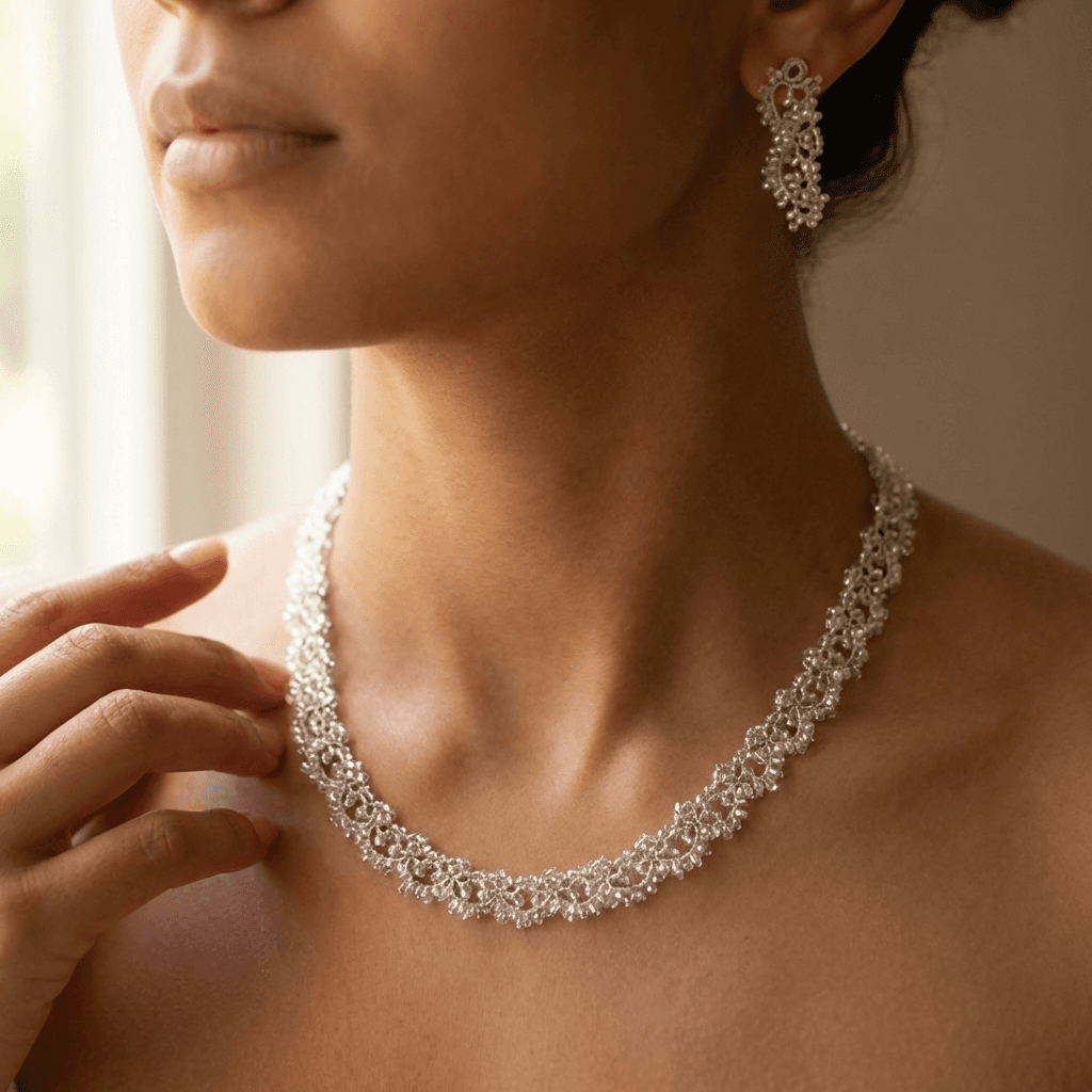 Колье и серьги фриволите из бисера серебристого цвета - Продукт на человеке