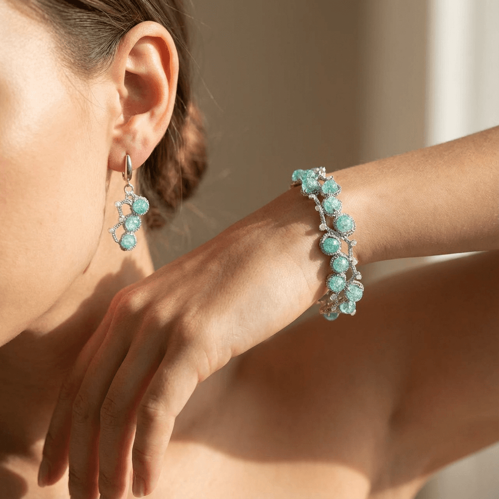 Комплект серьги и браслет фриволите 'Мятный лед' - Продукт на человеке