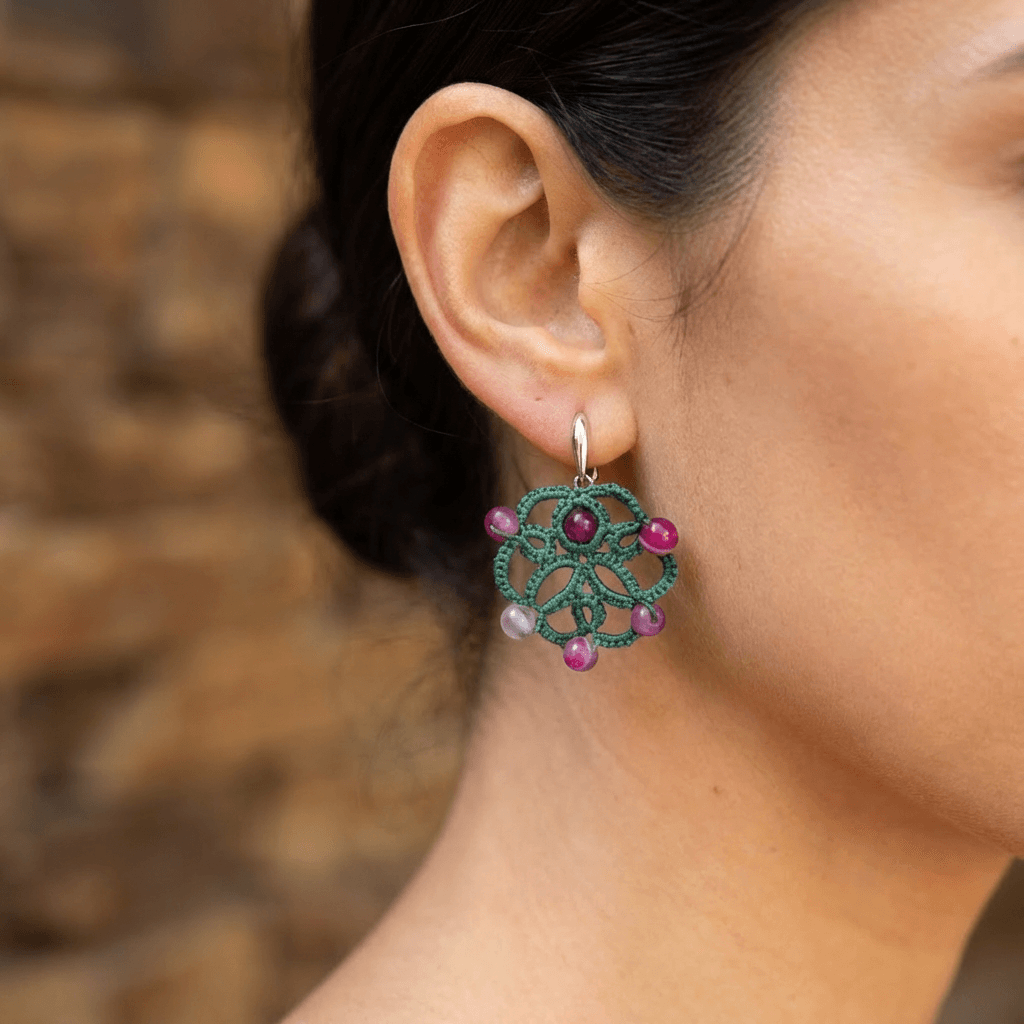 Ажурные серьги фриволите с натуральным агатом - Продукт на человеке