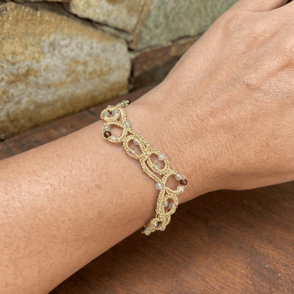 Золотистый браслет фриволите ручной работы с бусинами - Продукт на человеке