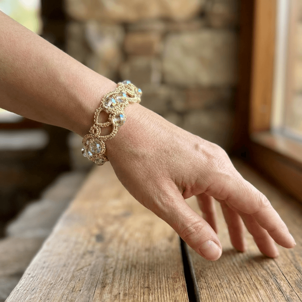 Золотистый браслет в технике анкарс с кристаллами - Продукт на человеке