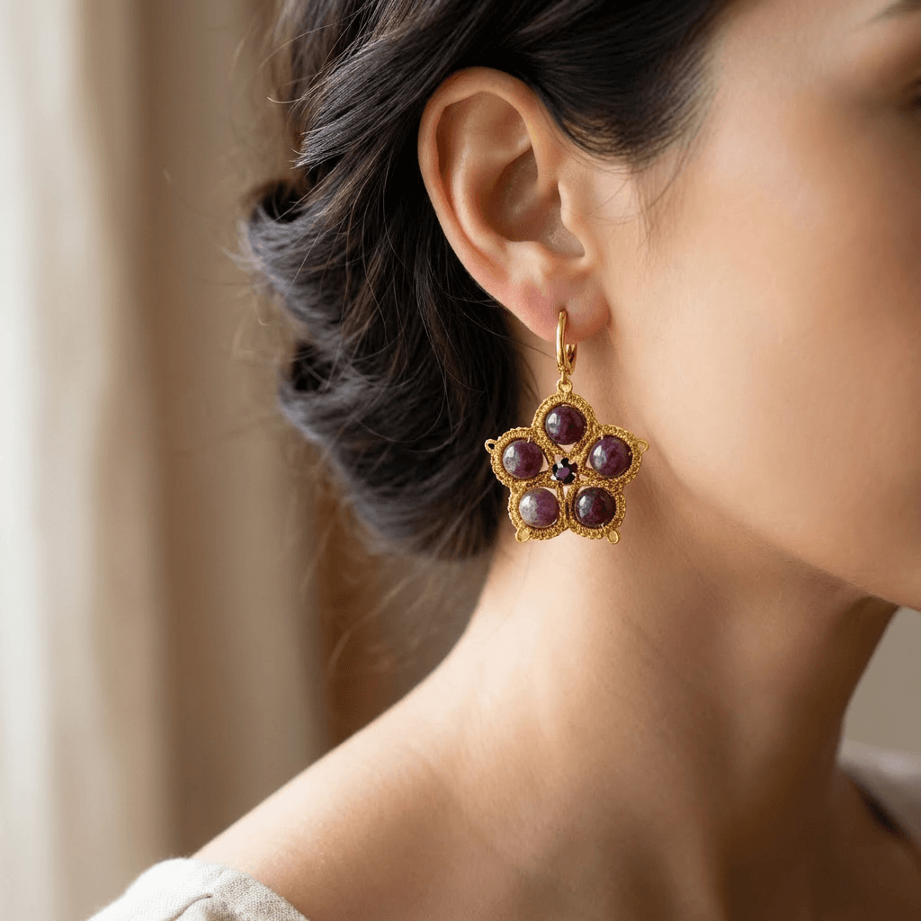 Серьги фриволите ручной работы с натуральными камнями - Продукт на человеке