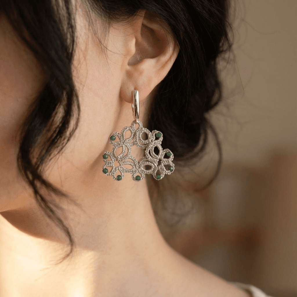 Серьги фриволите ручной работы с бусинами - Продукт на человеке