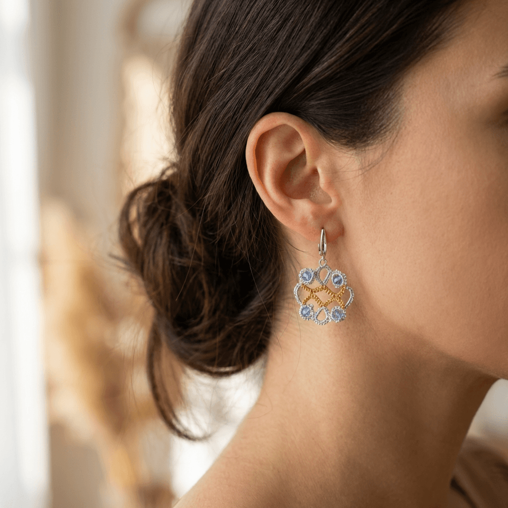 Серьги фриволите ручной работы с кристаллами - Продукт на человеке